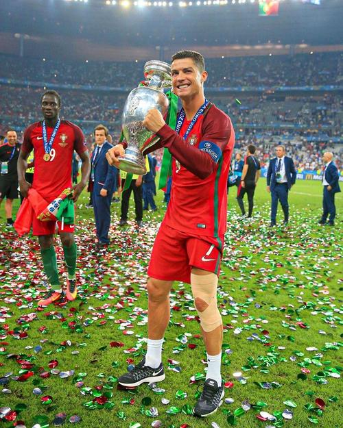 利物浦决定萨拉赫短期缺席比赛，斯洛特获管理层支持