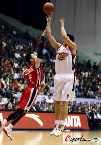 蝴蝶穿花轻松至极！爱德华兹大回环突破韦尔防守拿下2+1